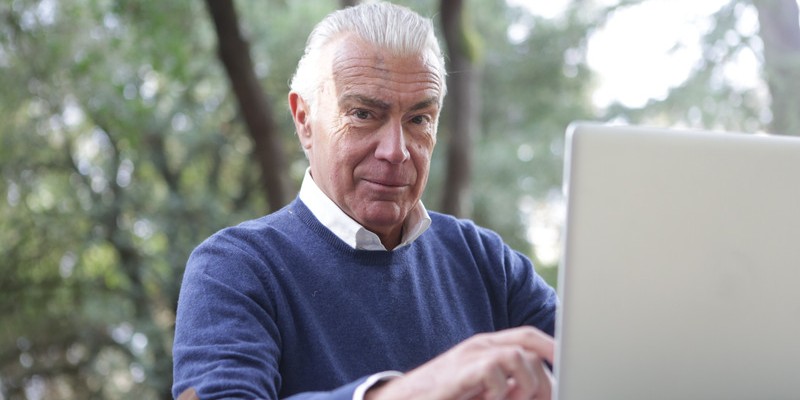 Mann mit Laptop 800x400